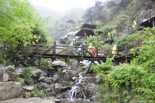 九如山瀑布群风景区：济南市区的一片清凉绿洲