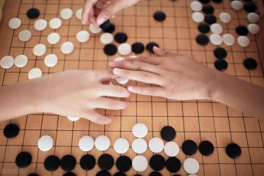 琴棋书画中的“棋”：指围棋与象棋，传承千年智慧