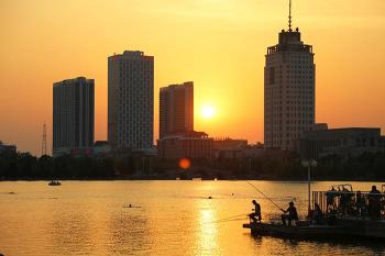 德州城市中心广场与新湖风景区：城市绿心，休闲胜地，尽享多彩生活