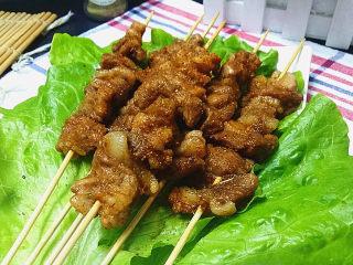 微波炉烤羊肉串：简单快速的羊肉美食制作