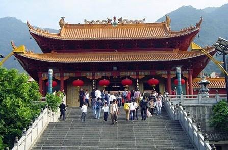 深圳弘法寺：历史悠久的佛教胜地，交通便捷的旅游景点