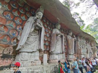 荣县大佛寺：中国第二石刻大佛与独特罗汉群龛的魅力之旅