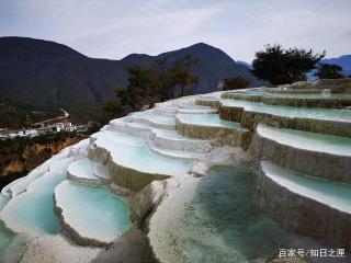 白水台：璀璨钙化奇观与纳西族圣地，探寻仙人遗田的神秘之旅