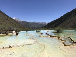 黄龙风景名胜区：钙化池奇观与丰富自然风光的绝美之地