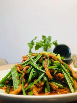 家常美味：韭菜花炒肉的制作秘诀