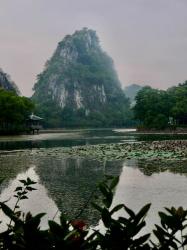 岩前村：七星岩旁的美丽村落，人间仙境的宁静与和谐