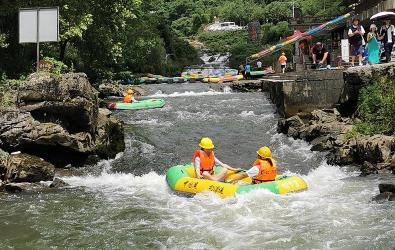 峡谷漂流：集安市政府景区不容错过的探险体验