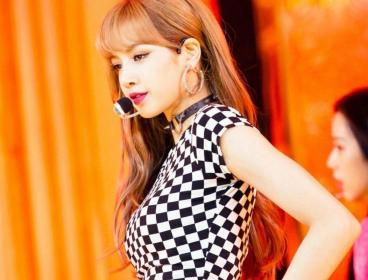 LALISA：BLACKPINK成员LISA的自信独唱，闪耀全球的音乐魅力