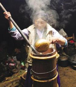 制作酥油茶的详细步骤：体验浓郁香醇的藏族风情