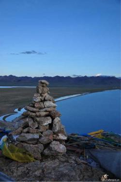 玛尼堆：纳木错湖畔的信仰与风景