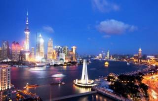 上海外滩风景区：城市历史与浪漫之夜的完美融合