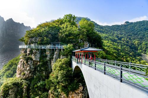 天云山旅游风景区：探秘自然奇观，体验玻璃栈道之旅