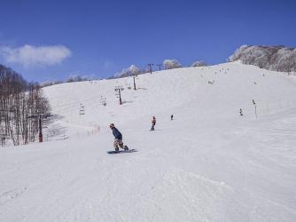 北京莲花山滑雪场：冬季运动乐园，体验雪上飞驰