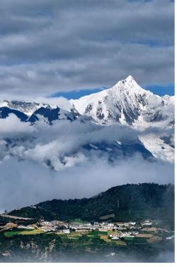 探访梅里雪山：横断山脉的壮丽与江南的秀美，雨崩神瀑的朝拜圣地