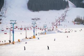 温都水城滑雪场：独特设计、多样娱乐与便利交通的理想滑雪体验场所