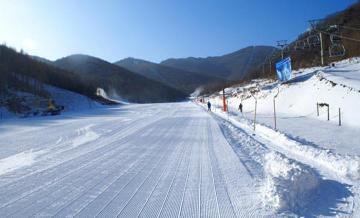 南山滑雪场：华北冬季度假胜地，尽享安全专业的滑雪体验