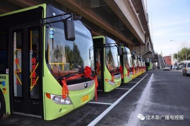 利泽中街西口站：公交线路多，出行便利