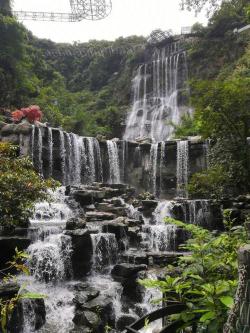 体验古龙峡漂流：天然河道、巨大落差与绝美风光的完美结合