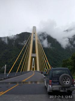 通麦大桥：川藏公路的咽喉工程与旅游景点