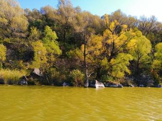 乌龙峡景区：青山碧水间的自然奇观