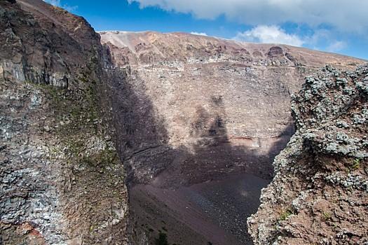 维苏威火山：欧洲唯一活火山，探险与自然壮丽的完美结合